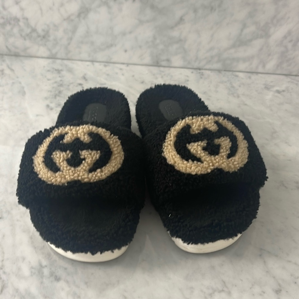 Gucci black sandal fur size 37